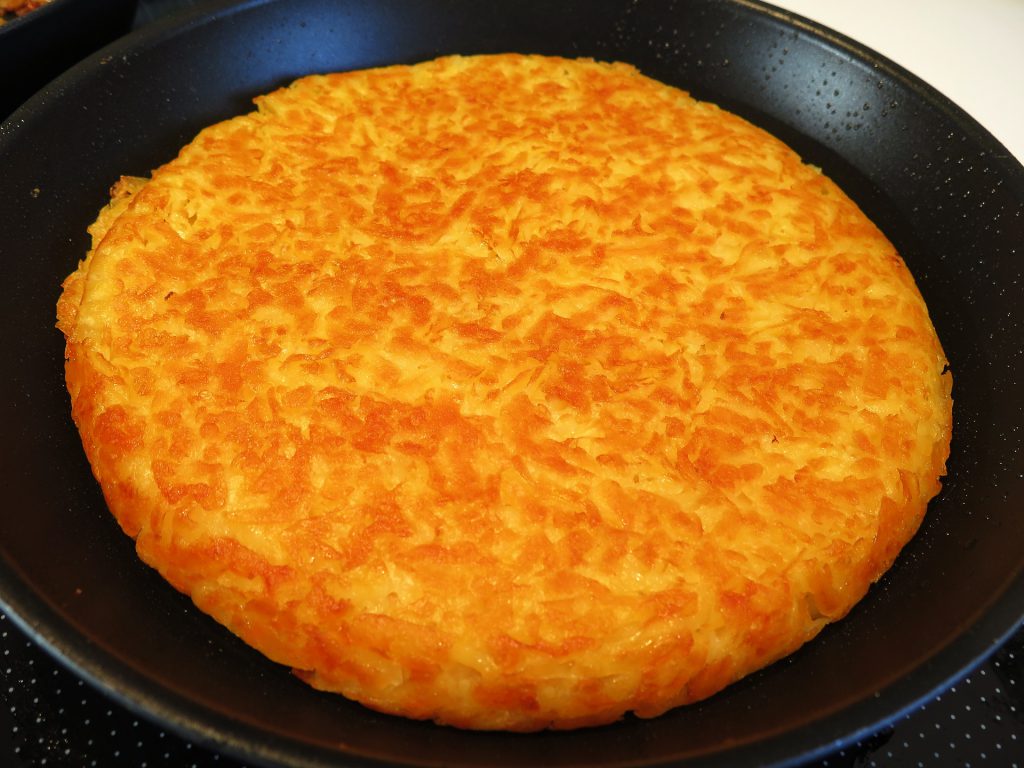 galette vegetale pomme de terre dans une poêle