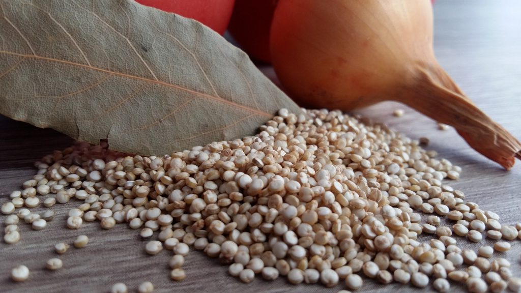 grains de quinoa et oignons